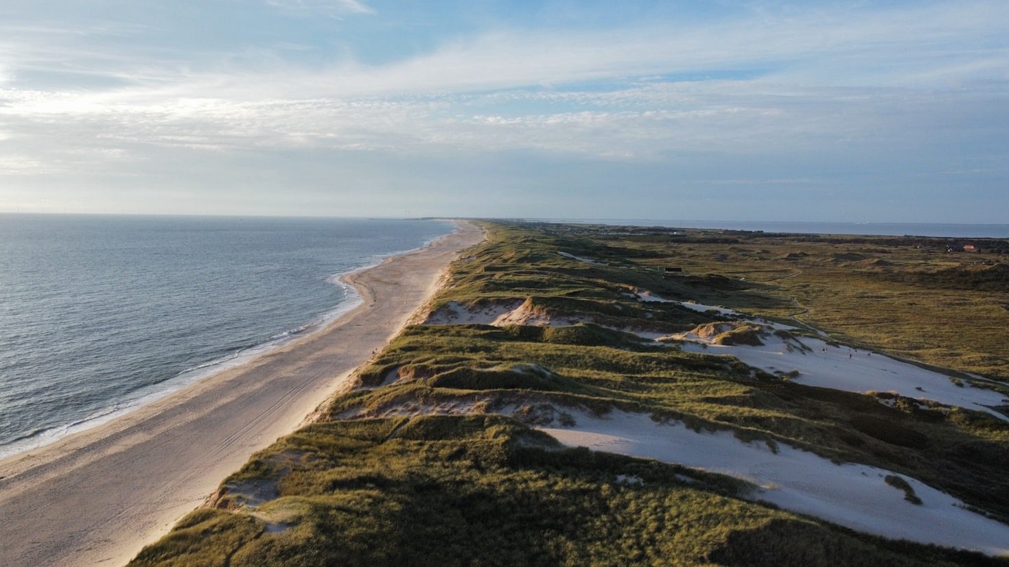 Winterlicher Dünenweg an der dänischen Nordsee