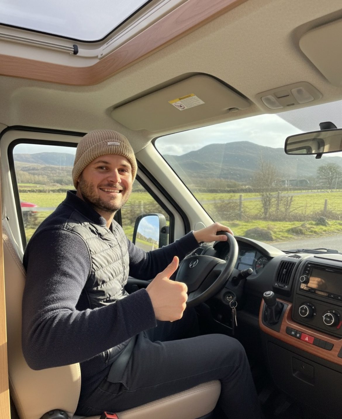 Marcel am Steuer in Vorupør Dänemark - Wildcamping am Strandparkplatz